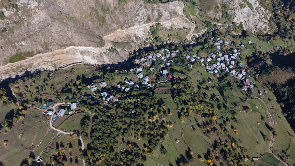 Artvin Şavşat\'ta sonbahar, Maden köyünü sarı, kırmızı ve kahverengi tonlarına bürüdü