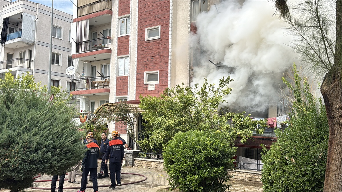 Aydın\'da 4 katlı evin ilk katındaki yangın söndürüldü, ev sahibi dumandan etkilendi