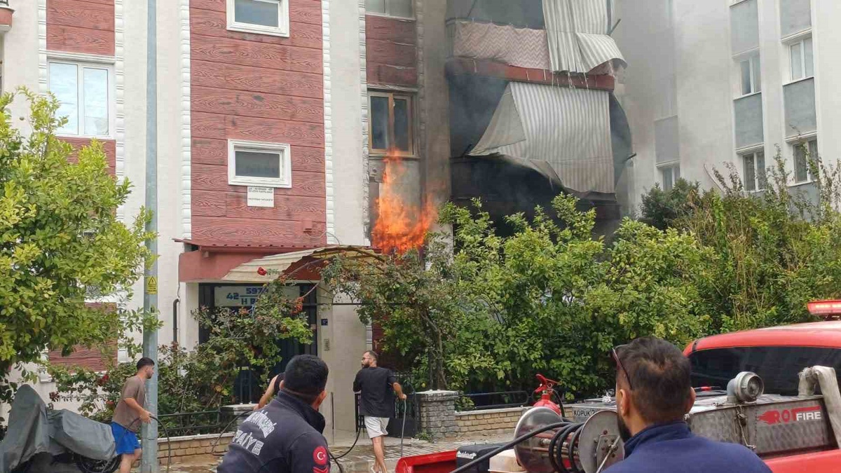 Aydın Efeler\'deki Elifkent Sitesi\'nde çıkan yangına itfaiyenin müdahalesi sürüyor