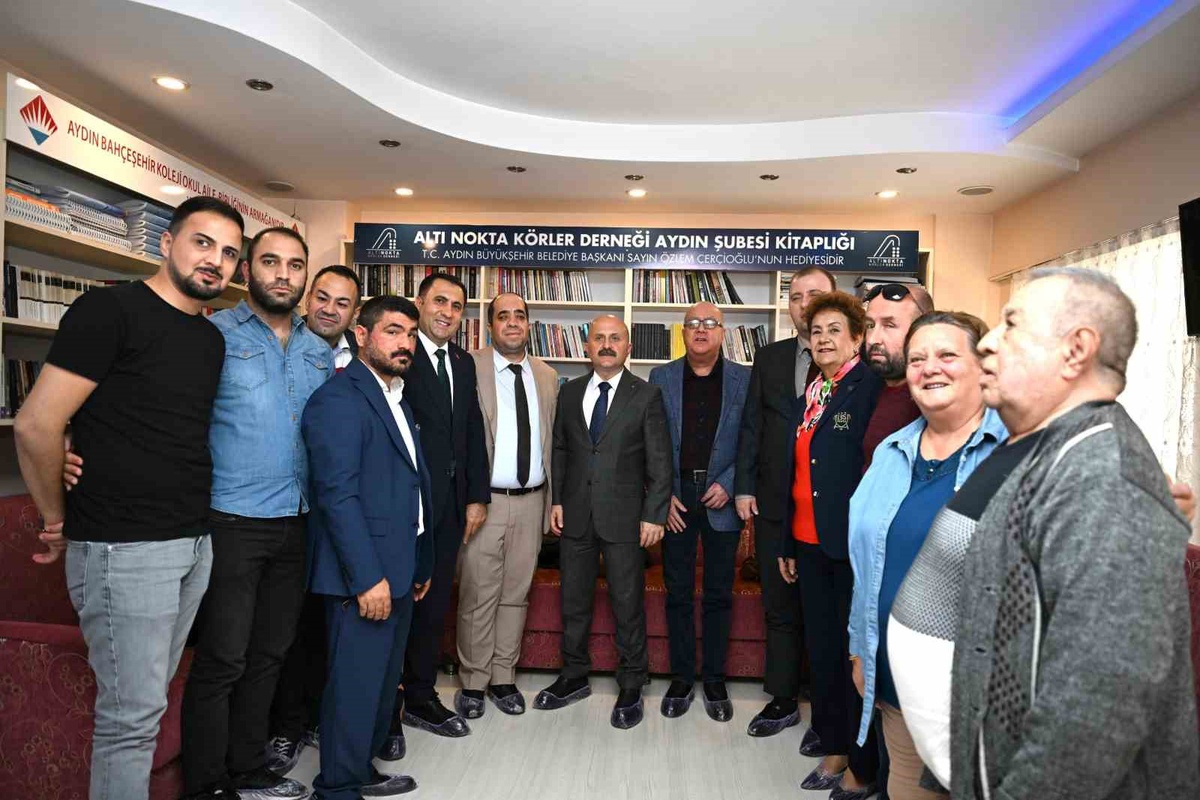 Aydın Valisi Varol, görme engellilerle \'Son Ada\' okuyup etkinliğin yeni dönemini açtı
