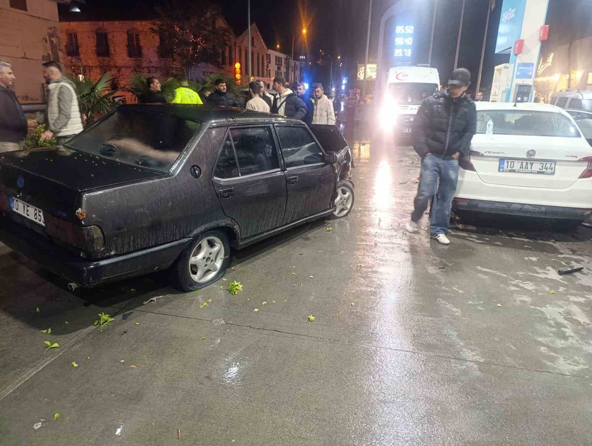 Ayvalık\'ta otomobil akaryakıt istasyonunda yakıt alan araca çarptı, ölen yaralı yok