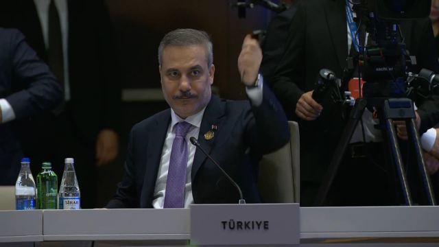 Azerbaycan'da tarihi protesto! Herzog kürsüye çıktı, Fidan dahil tüm salon çıktı