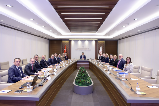Bakan Kurum, Cemil Tugay ve AK Parti heyetini kabul etti