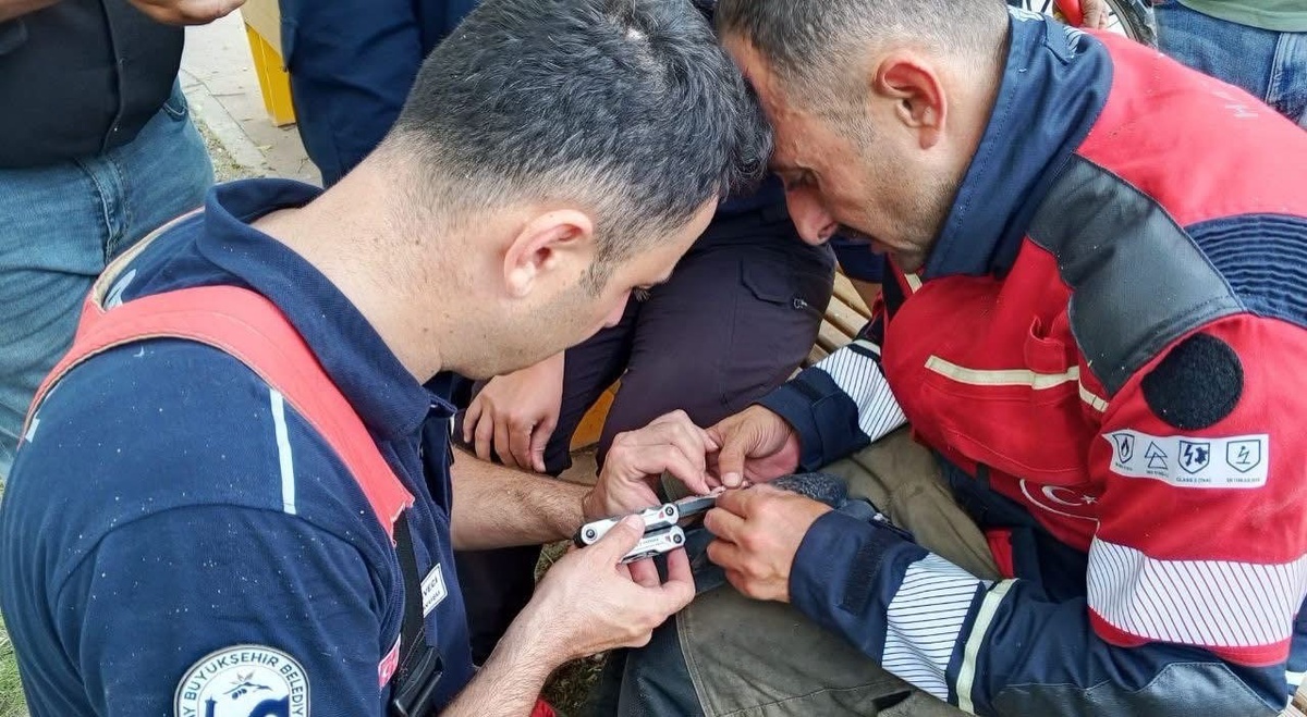 Balık misinasına dolanan güvercin İskenderun\'da itfaiye ekiplerince kurtarıldı