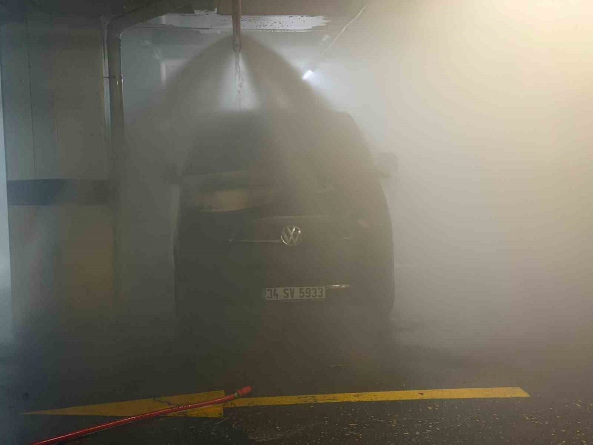 Başakşehir’de site otoparkında araç yangını: Site sakinleri tahliye edildi