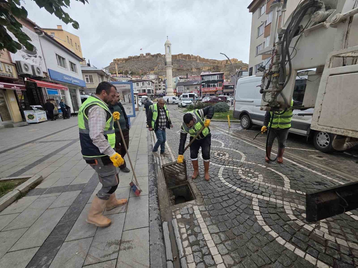 Bayburt Belediyesi ekipleri mazgalları temizleyerek su birikintisi riskini azaltıyor