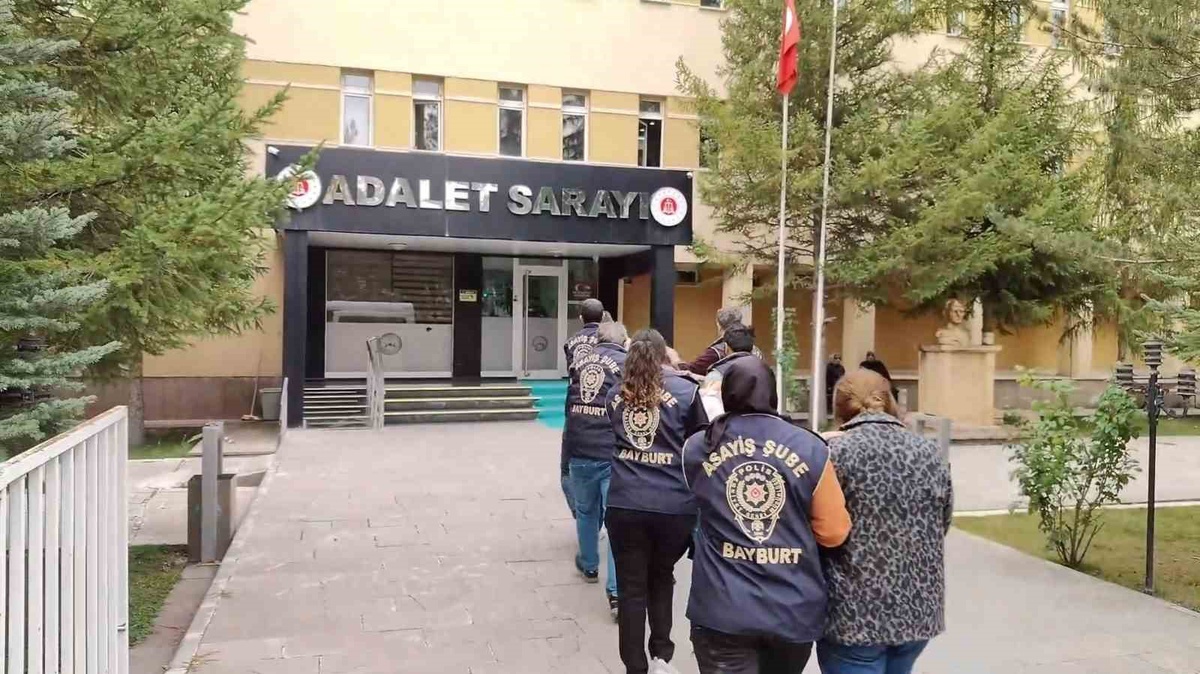 Bayburt\'ta kuyumcuyu 130 bin lira dolandıran 4 şüpheli Gaziantep\'te yakalandı
