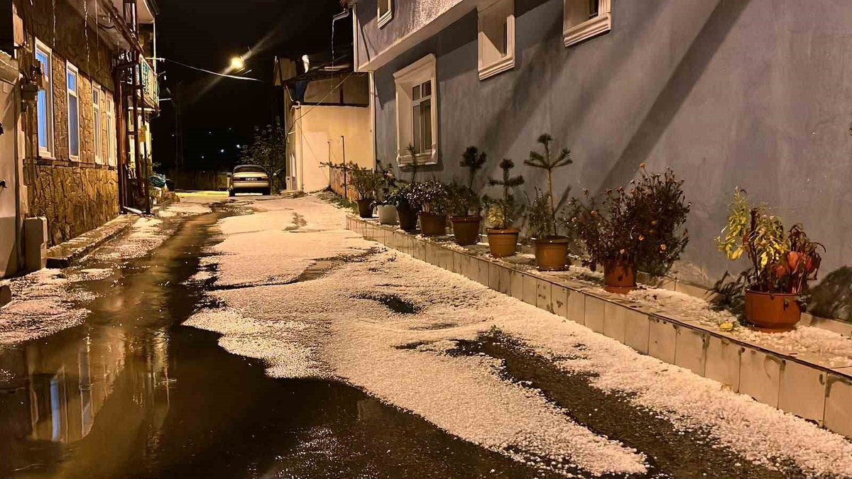 Bayburt\'ta fındık büyüklüğündeki dolu ve sağanak su birikintilerine neden oldu