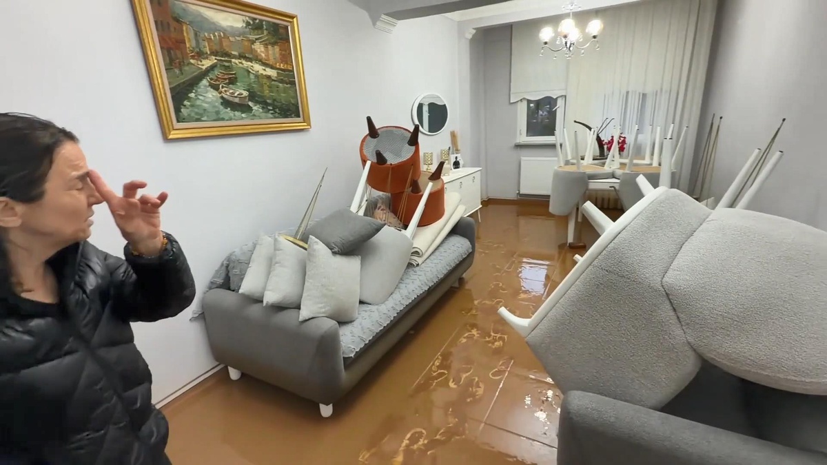 Beykoz Çamlıbahçe\'de su basan evde temizlik başladı, sahibi İSKİ\'den yardım bekliyor