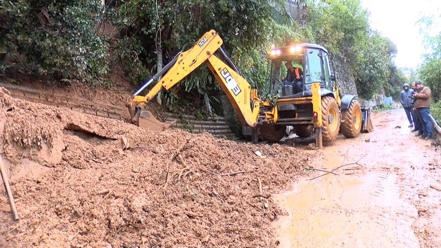 Beykoz'da toprak dolan otomobil kurtarıldı, sahibi 15 metre kadar sürüklendiğini söyledi