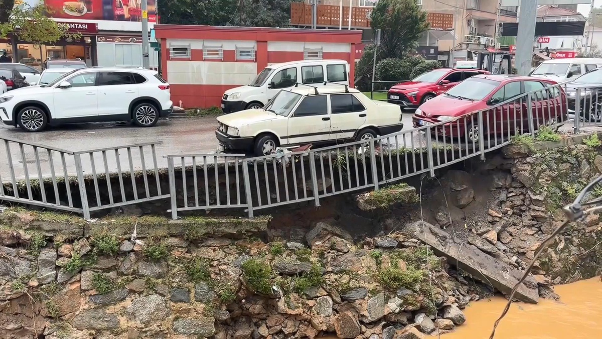 Beykoz Tokatköy\'de sağanak sonrası köprüde yan duvarlar çöktü, yol trafiğe kapatıldı