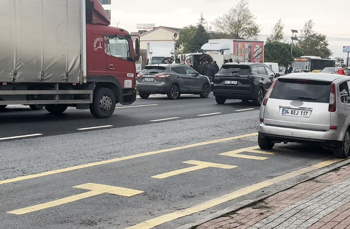 Beylikdüzü\'nde E-5\'te kaygan yolda yan yatan kamyonda sıkışan sürücü hastaneye kaldırıldı