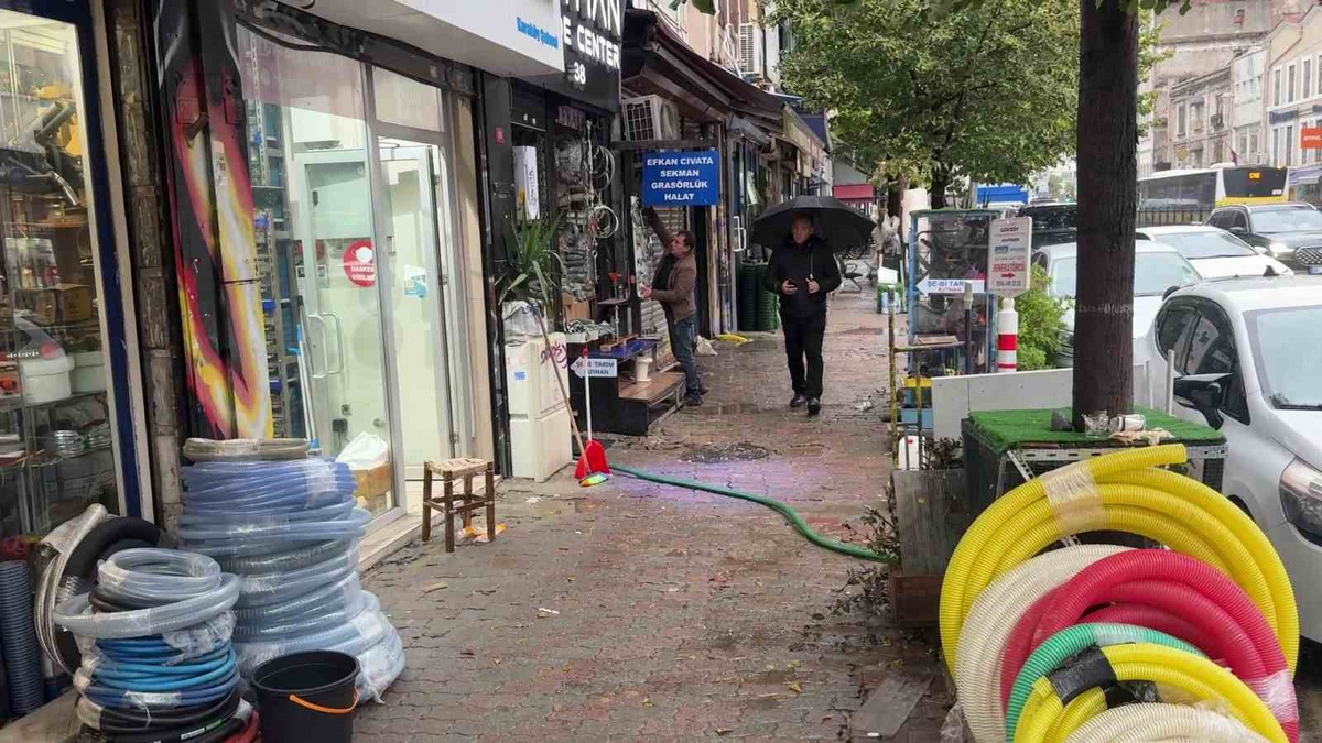 Karaköy Perşembe Pazarı\'nda sağanak su baskınına yol açtı, esnaf rögar kapağını açtı