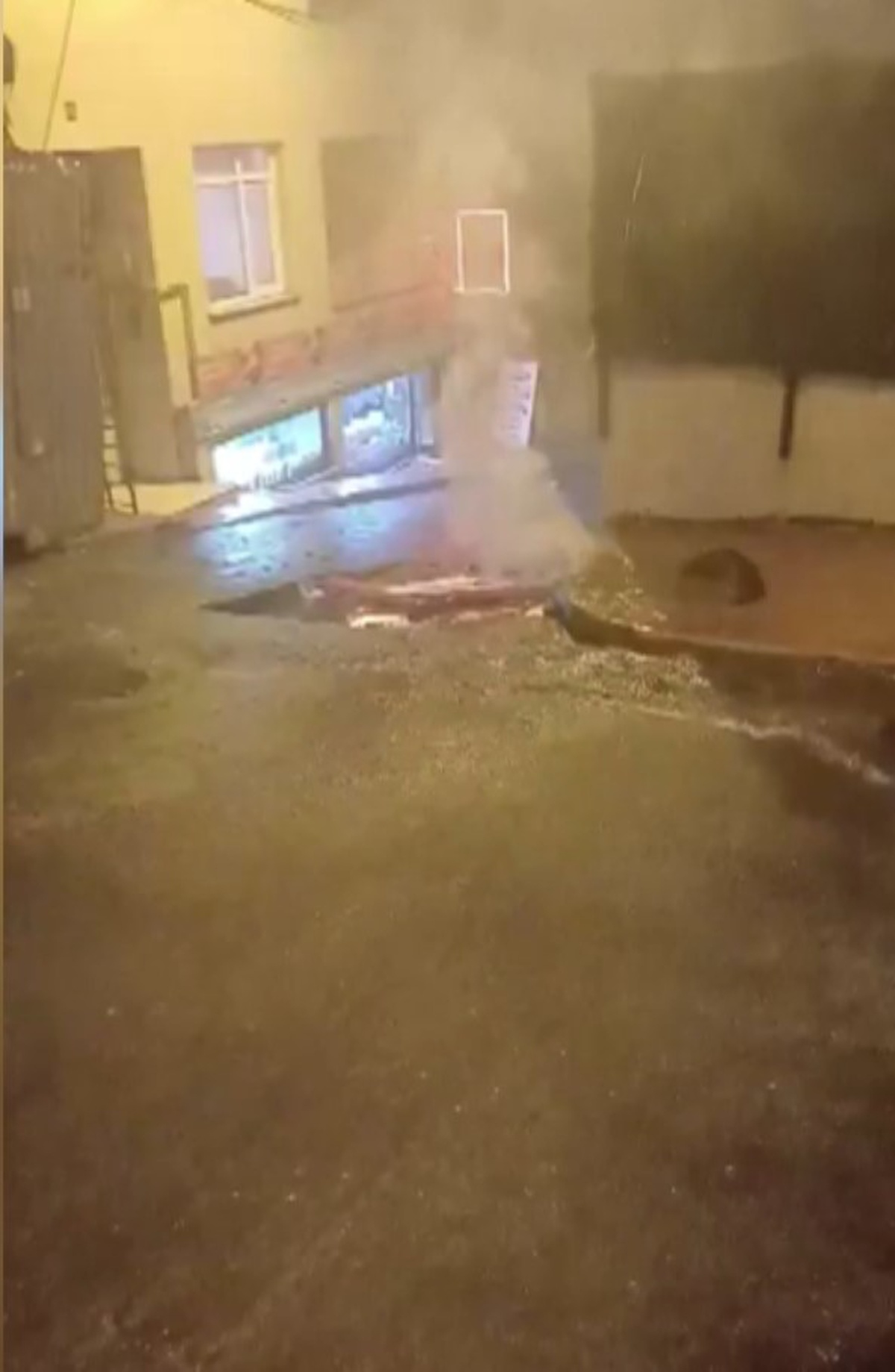 Beyoğlu Sütlüce\'de açıkta bırakılan elektrik kabloları yağmur suyuyla alev aldı