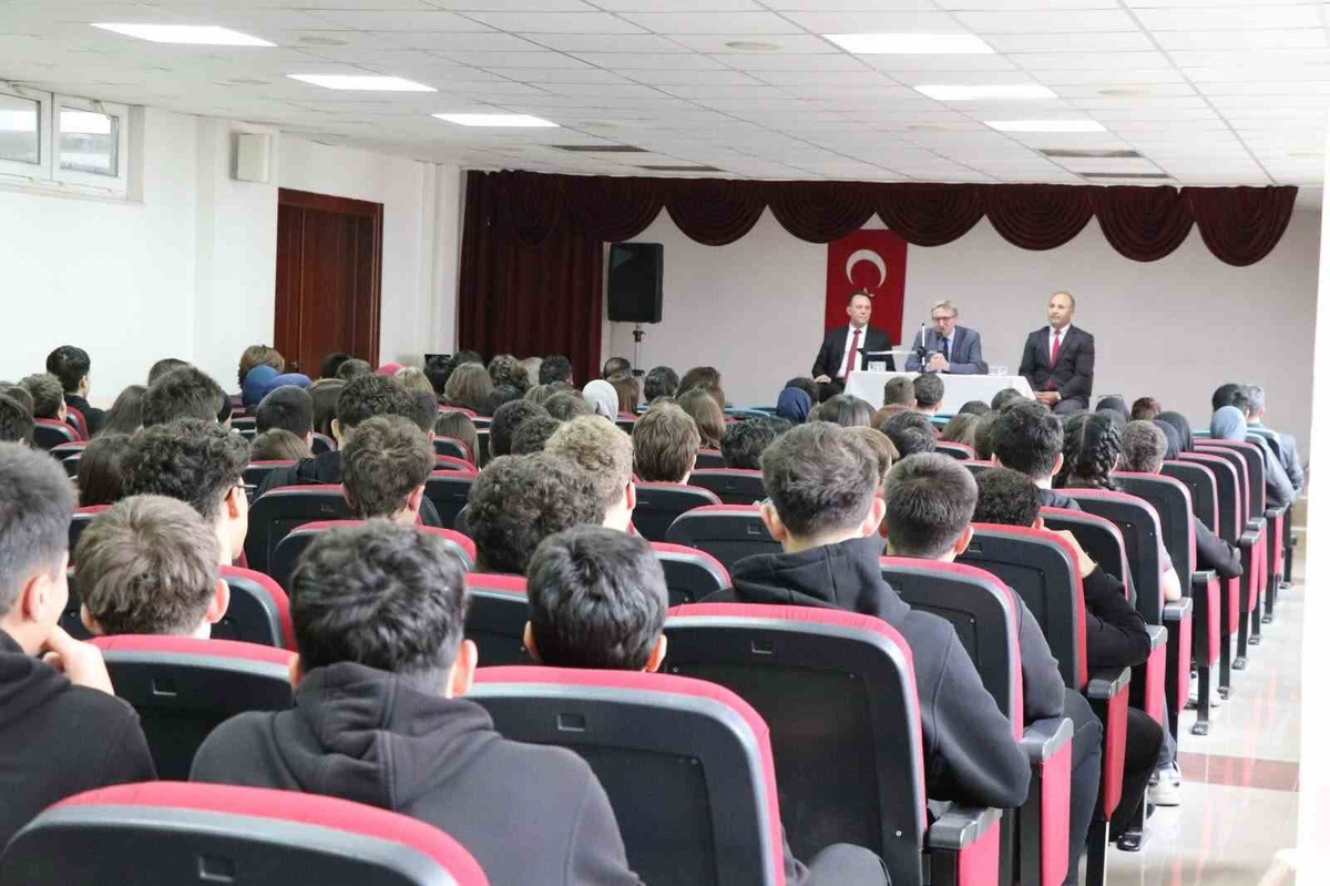Bilecik Bozüyük\'te Kaymakam Helvacı, iki okulun eğitim çalışmalarını yerinde gördü