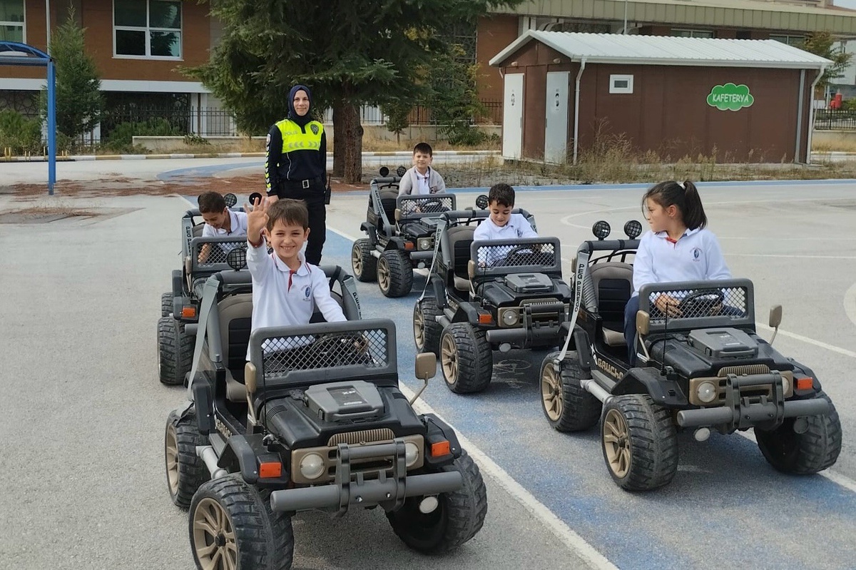 Bilecik\'te trafik ekipleri 35 ilkokul öğrencisine uygulamalı eğitim verdi