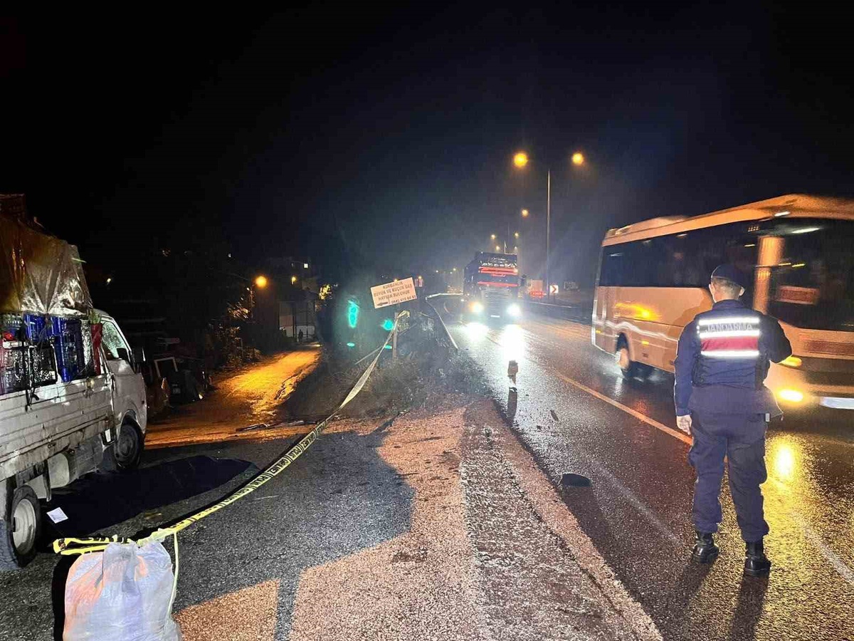 Bilecik\'te karşıya geçmeye çalışan 85 yaşındaki adam otomobilin çarpmasıyla öldü