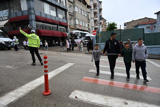 Bilecik'te okul çevrelerinde güvenlik ve trafik denetimleri sürdürülüyor