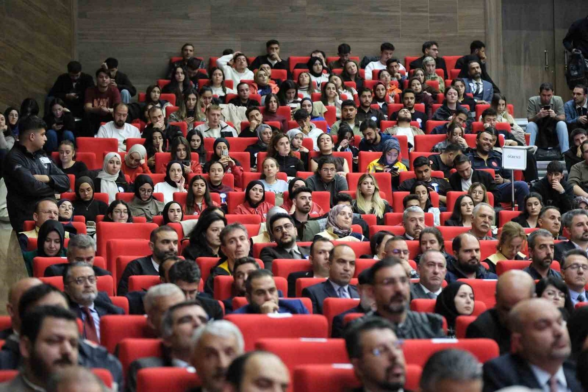 Binali Yıldırım EBYÜ açılış töreninde 4 elektrikli otobüs ve ulaşım indirimi açıkladı