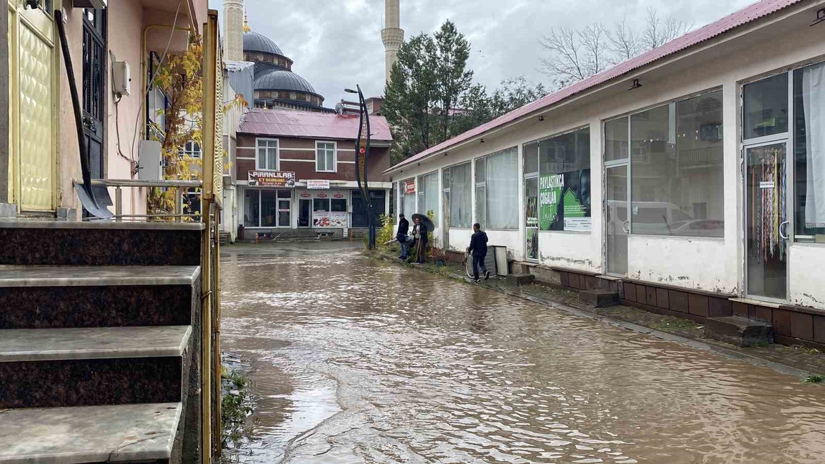 Bingöl Karlıova\'da sağanak caddeleri göle çevirdi, esnaf mazgalları açmaya çalıştı