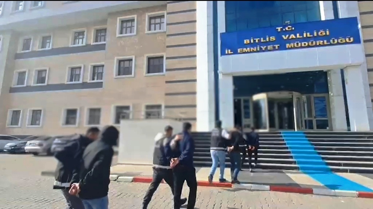 Bitlis\'te uyuşturucu operasyonlarda 5 kilo 887 gram madde ele geçirildi, 13 tutuklandı