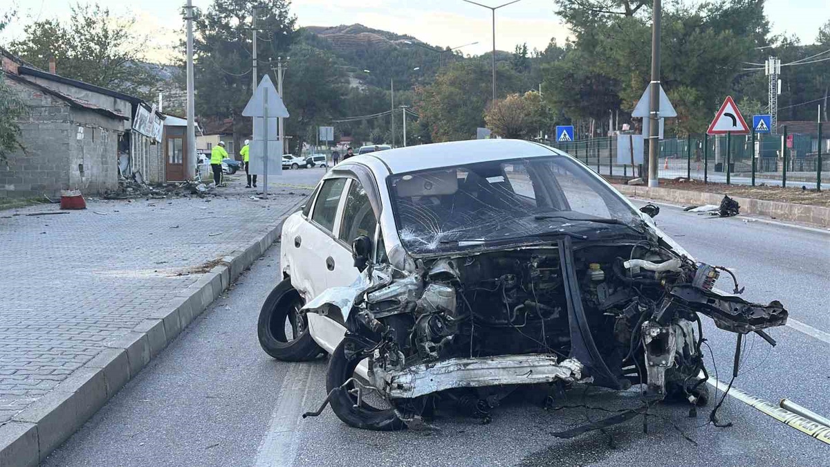 Burdur\'da iki otomobil çarpıştı, dükkana çarpan aracın sürücüsü ağır yaralandı