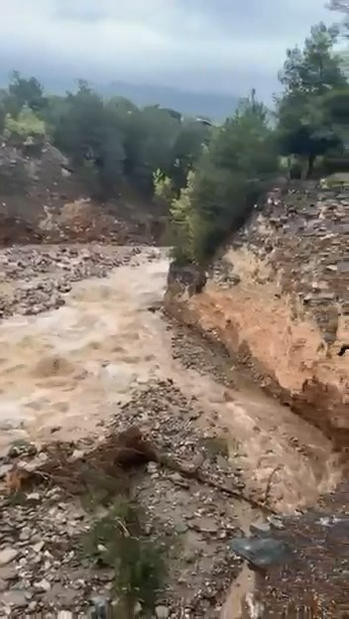 Bursa Cumalıkızık\'ta sağanak sonrası heyelan kameraya yansıdı, yaralanan olmadı