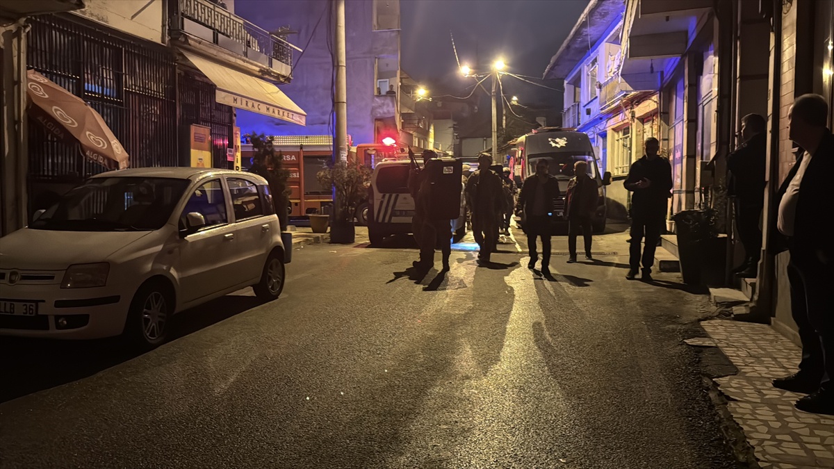 Bursa\'da oğlu tarafından rehin alınan anneyi polis kurtardı