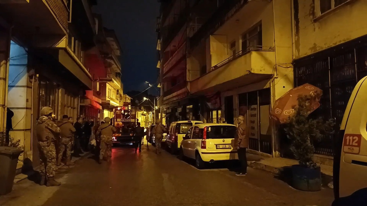 Bursa\'da bıçakla rehin alınan anne, özel harekat operasyonuyla kurtarıldı