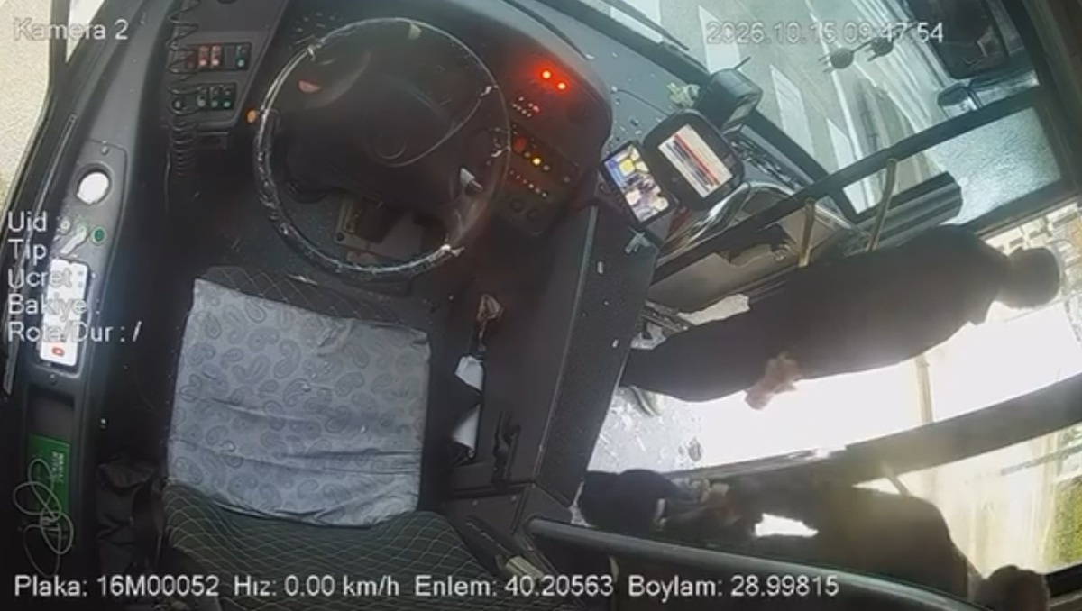 Bursa Nilüfer\'de özel halk otobüsünün camını yumrukla kıran yaya kaçtı