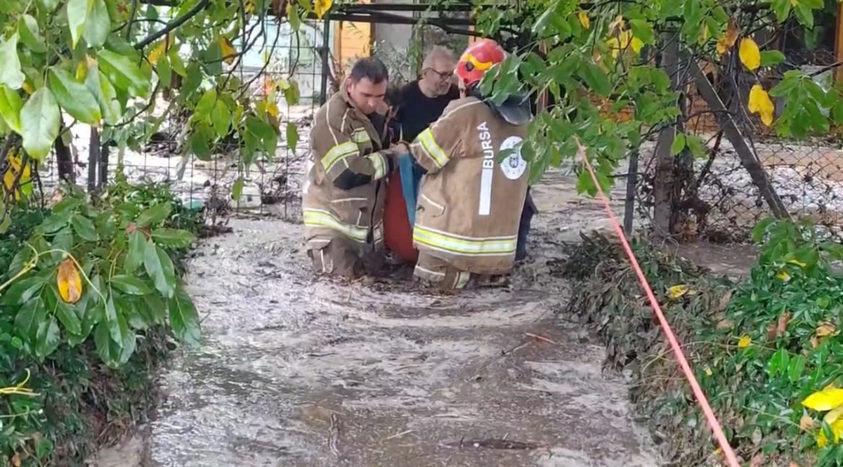 Bursa İznik\'te selde mahsur kalan 3 yaşlıyı itfaiye ve jandarma kurtardı