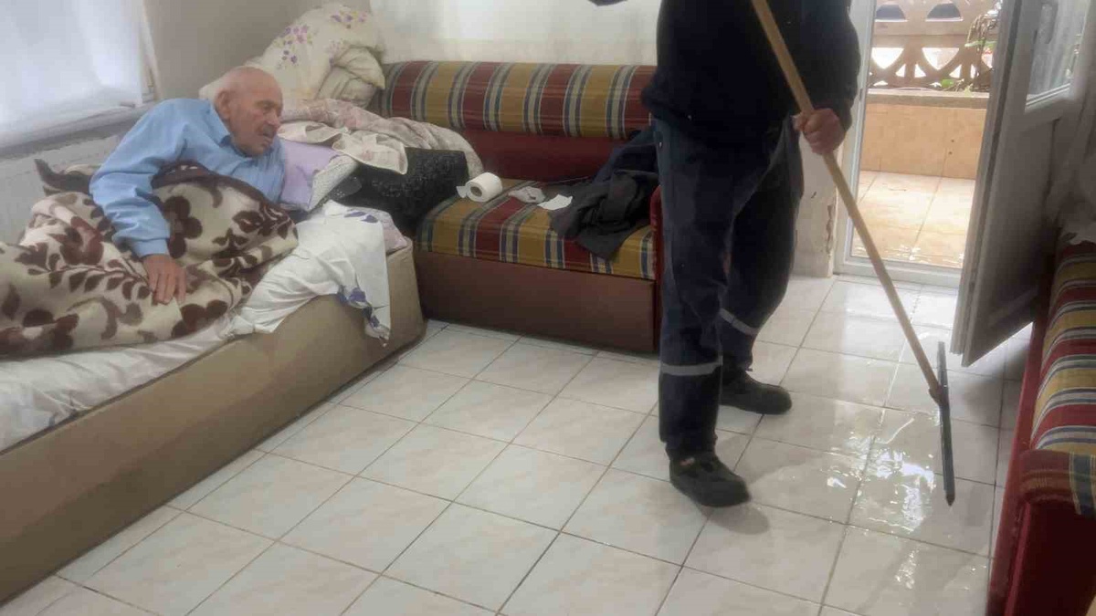 Bursa Mudanya\'da apartmanları su bastı, 90 yaşındaki vatandaşa ekipler yardım etti