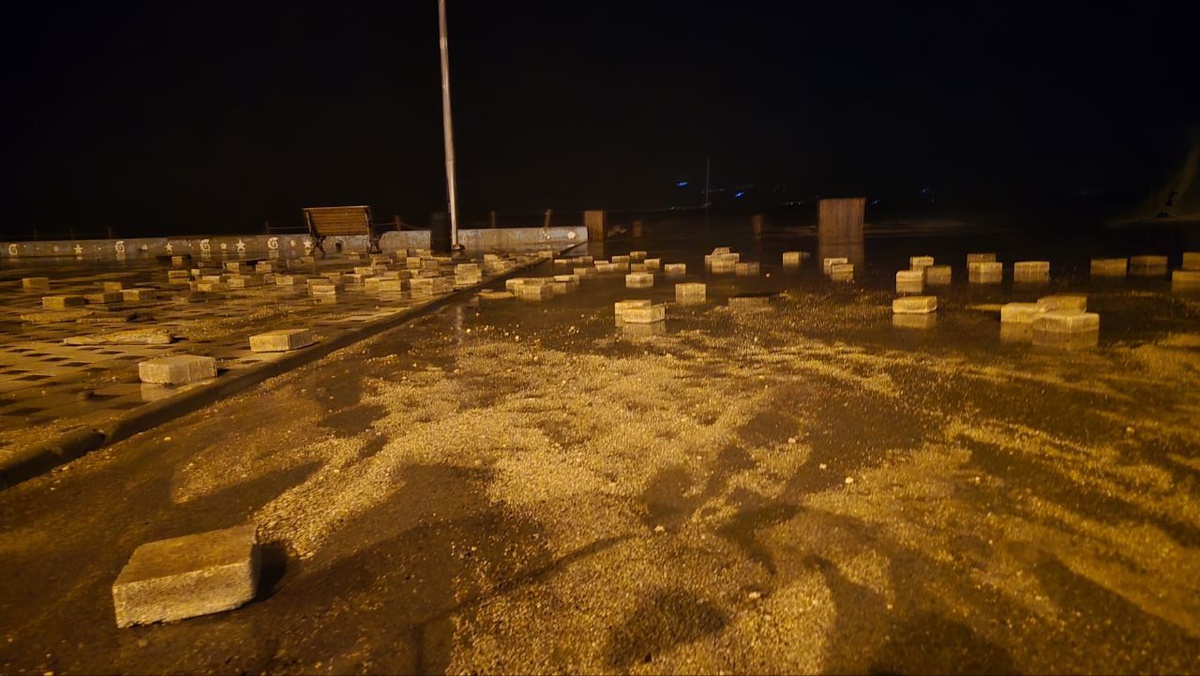 Bursa Mudanya Tirilye\'de fırtına dalgaları kordonu aşıp caddeye ulaştı