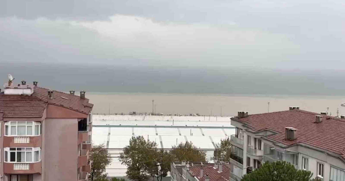 Bursa Mudanya\'da fırtına sahildeki taşları söktü, denizin rengi kahverengiye döndü