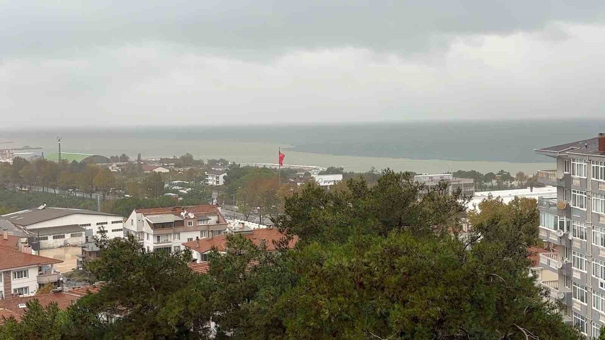 Bursa Mudanya\'da sel suları denizin rengini kahverengiye çevirdi