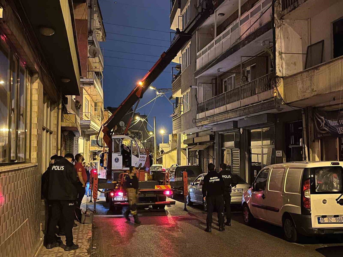 Bursa Osmangazi\'de rehine krizi sona erdi, şahıs gözaltına alınırken anne kurtarıldı