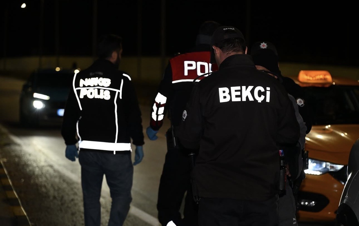 Çankırı\'da polis, KYK yurtları çevresinde şüpheli şahıslara kimlik kontrolü yaptı