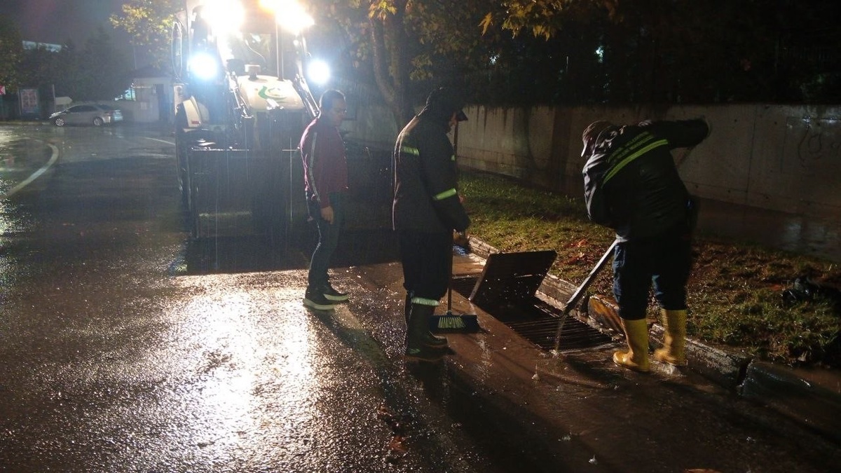 Çayırova Belediyesi ekipleri yoğun yağışta su baskınına karşı 3 grupla çalıştı