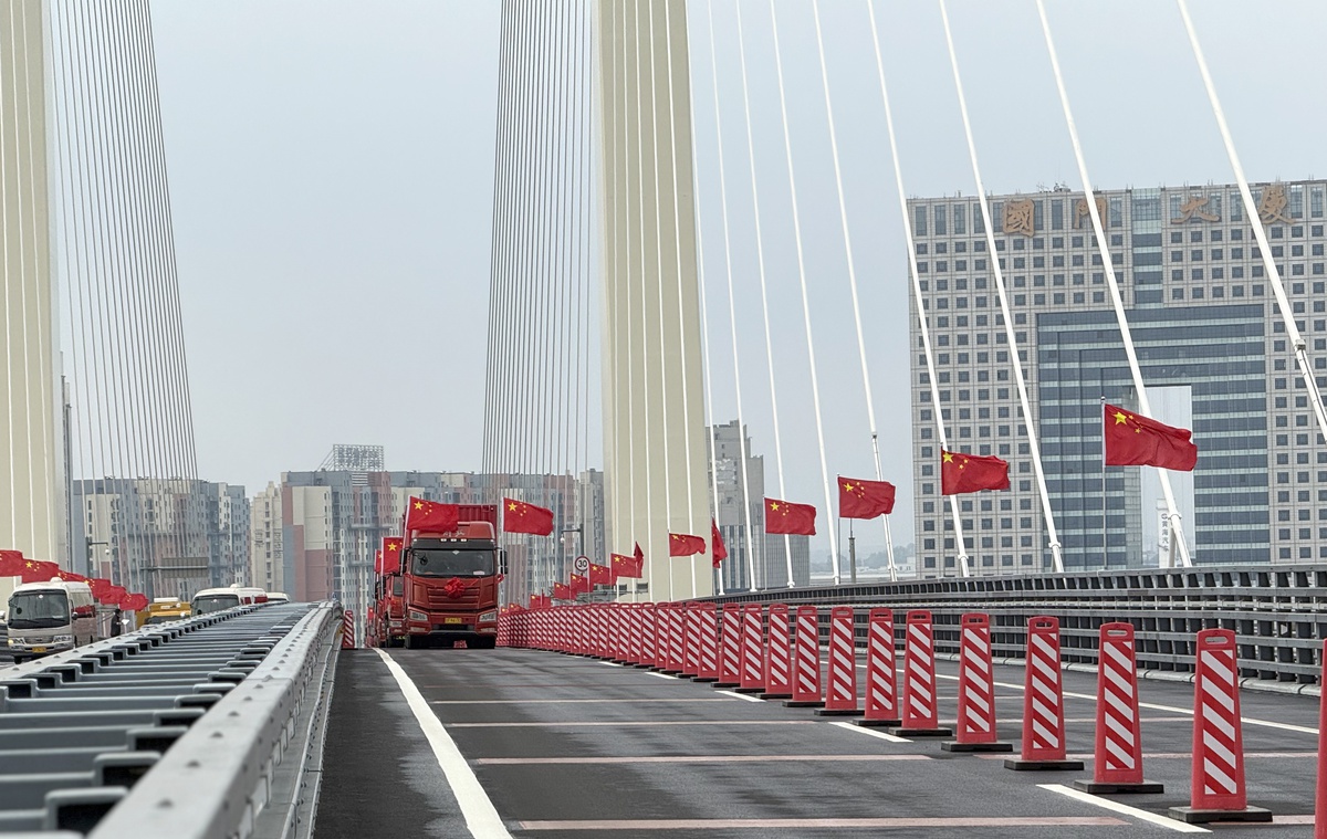 Çin-Kuzey Kore sınırındaki Yalu Nehri\'nde yeni köprü törenle trafiğe açıldı