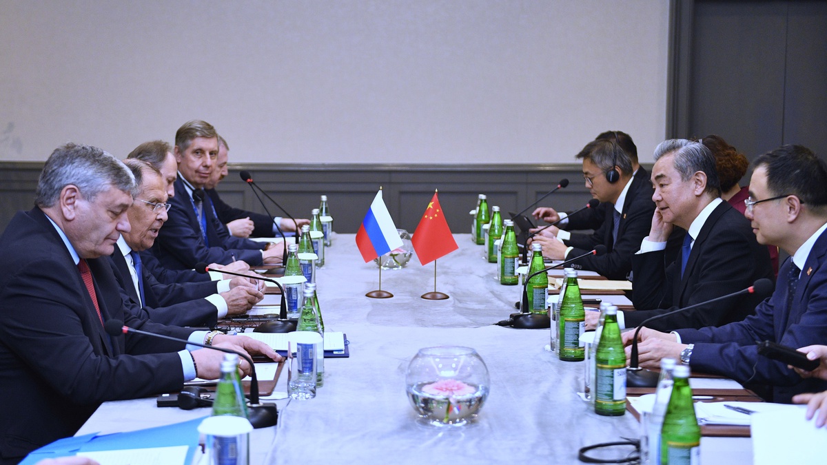 Wang Yi, Lavrov\'la Bakü\'de görüşüp Rusya\'yı Devlet Duması seçimleri için tebrik etti