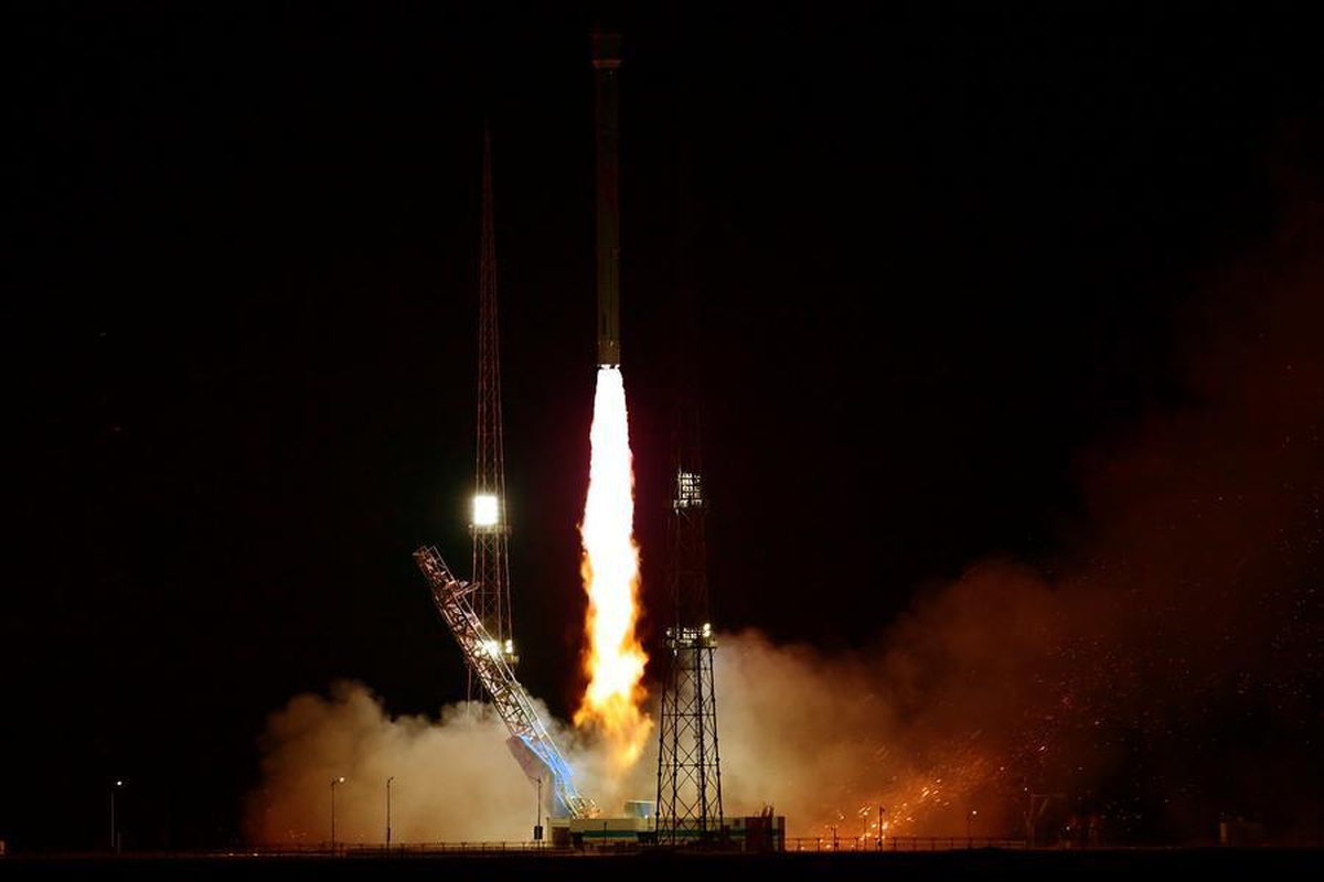 Çin, Zhuque-2E Y4 roketiyle 10 uyduyu Dongfeng bölgesinden yörüngelerine gönderdi.
