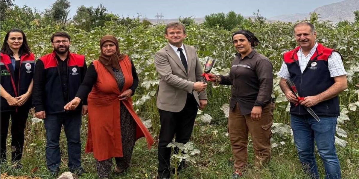 15 Ekim\'de Cizre\'de kadın çiftçi Rukiye Kalkan Tarım Müdürlüğünce ziyaret edildi