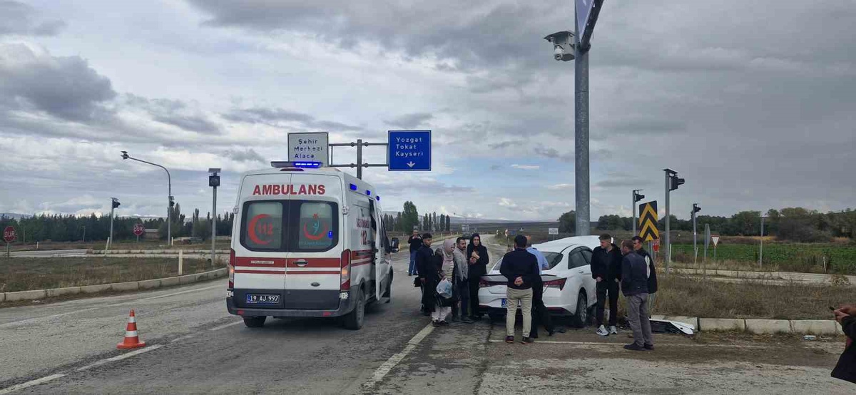 Çorum Alaca\'da kavşakta minibüsle çarpışan otomobildeki 6 kişi yaralandı