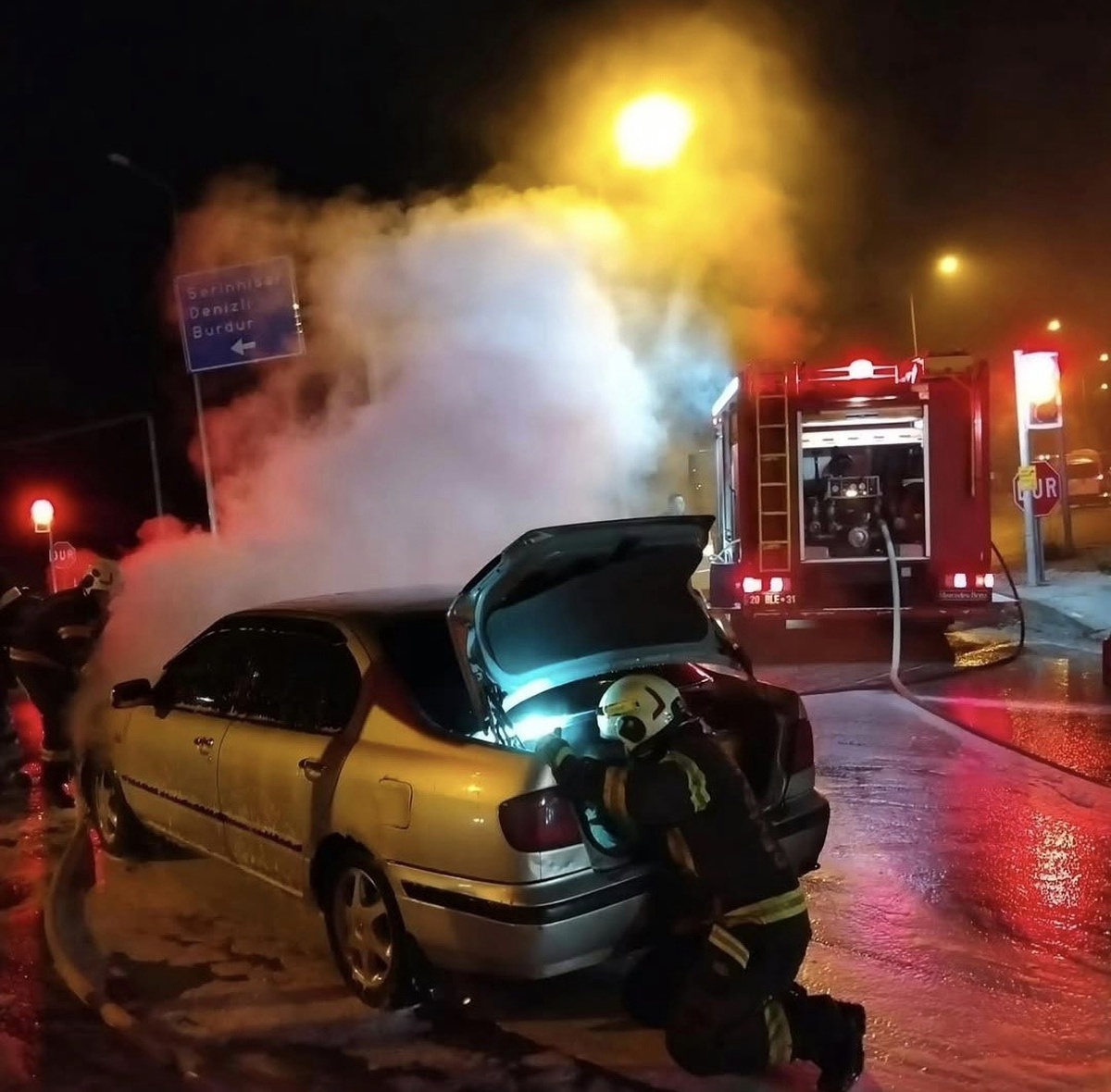 Denizli Acıpayam\'da otomobilde çıkan yangın itfaiye ekiplerince söndürüldü