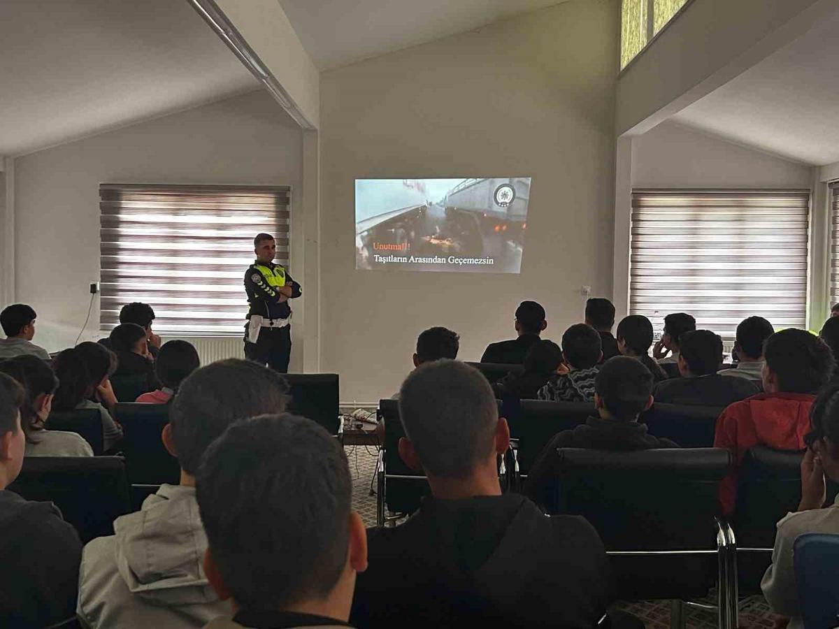 Denizli Baklan\'da emniyet, lisede öğrenci ve velilere güvenlik semineri verdi