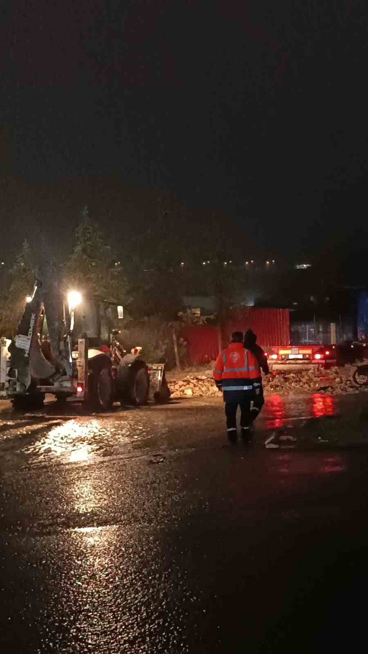 Dilovası\'nda yoğun yağışta mahsur kalan tır belediye ekiplerince kurtarıldı