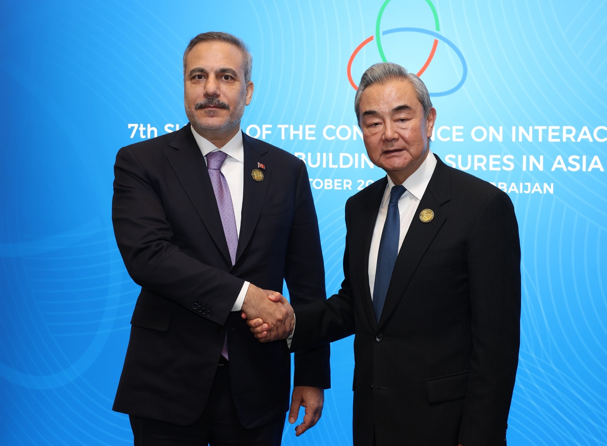 Bakü\'deki CICA toplantısında Dışişleri Bakanı Fidan, Wang Yi ile bir araya geldi.