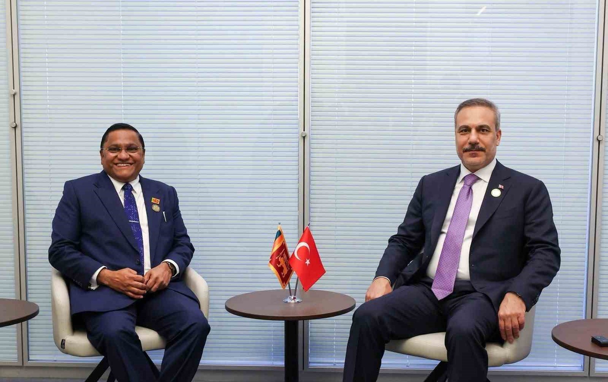 Dışişleri Bakanı Fidan, Bakü\'de CICA 7. Zirvesi\'nde Sri Lankalı mevkidaşıyla görüştü