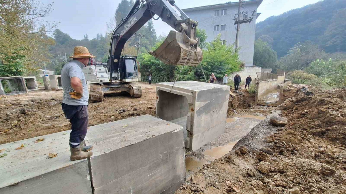 Düzce İl Özel İdaresi, Cumayeri\'de Dokuzdeğirmen yoluna 7 kutu menfez yerleştirdi