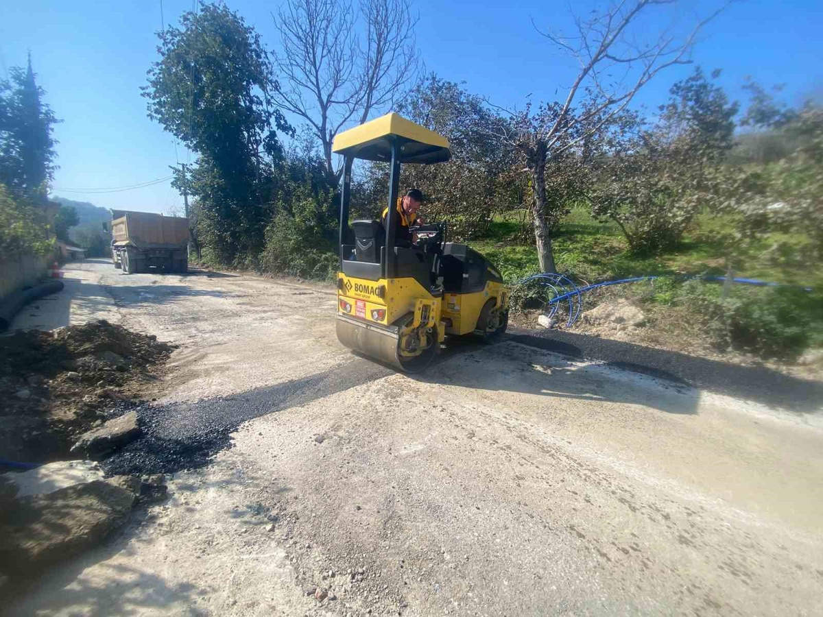 Düzce İl Özel İdaresi, Sancakdere köyünde asfalt yama çalışmalarını sürdürüyor
